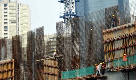 Hutang Luar Negeri. Pekerja mengerjakan pembangunan gedung bertingkat di Jakarta, Rabu (20/8).(Republika/ Wihdan)