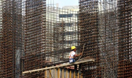 Hutang Luar Negeri. Pekerja mengerjakan pembangunan gedung bertingkat di Jakarta, Rabu (20/8).(Republika/ Wihdan)