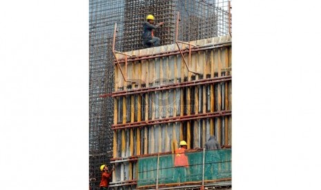 Hutang Luar Negeri. Pekerja mengerjakan pembangunan gedung bertingkat di Jakarta, Rabu (20/8).(Republika/ Wihdan)