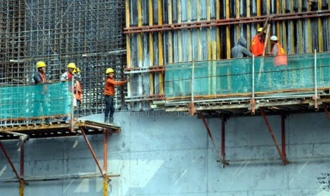 Hutang Luar Negeri. Pekerja mengerjakan pembangunan gedung bertingkat di Jakarta, Rabu (20/8).(Republika/ Wihdan)