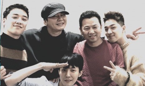 Hyun Seuk foto bersama G Dragon, Seungri, dan Taeyang.