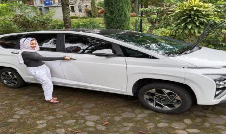 Hyundai Stargazer didesain lebih mewah dengan paduan warna hitam, silver ditambah ambient light biru yang memperindah interior kabin saat gelap.