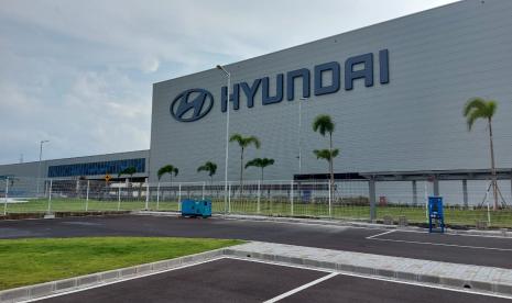 Hyundai telah melakukan uji coba produksi mobil listrik di Hyundai Manufacturing Plant, Cikarang, Bekasi, Jawa Barat. Hyundai mengatakan penjualannya turun 12 persen bulan lalu dari tahun sebelumnya di tengah kekurangan chip global. 