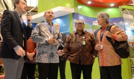 I Gusti Nyoman Wiratmaja (kedua kiri), Dwi Soetjipto, dan Komisaris Utama Pertamina Sugiharto mendapat penjelasan dari SVP Gas and Power Pertamina Djohardi Angga Kusumah (kiri) pada Konferensi dan Pameran Indogas ketujuh di JCC, Selasa (27/1). (Republika/ 