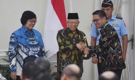 I Ketut Muwaranata, Plant Manager Pabrik AQUA Klaten, menerima PROPER EMAS dari Wakil Presiden Ma’ruf Amin disaksikan Menteri KLH Siti Nurbaya, Rabu (8/1).