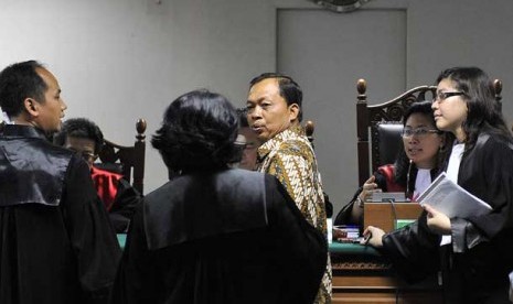  I Wayan Koster (tengah) saat menyampaikan keterangan dalam sidang kasus dugaan suap wisma atlet di Pengadilan Tipikor, Jakarta, Rabu (15/2).