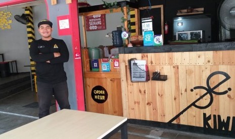 Ian di depan kedai Kiwae miliknya.