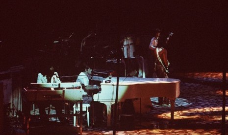 Ian Stewart bermain piano saat konser bersama Rolling Stones