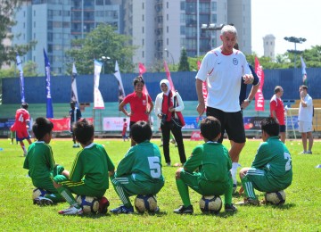 Ian Rush melakukan coaching clinic