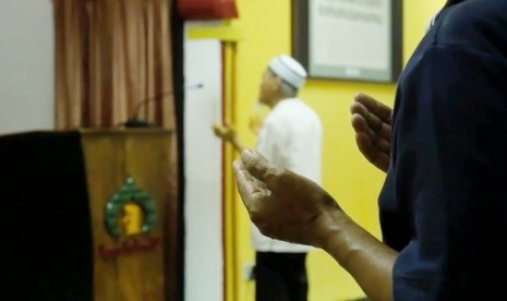 Ibadah Shalat di Masjid Lautze, Jakarta