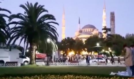 Ibadah sholat Idul Adha di masjid Hagia Sopia, Turki