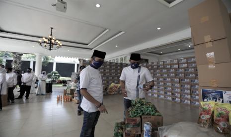 Anggota FPD dan Istri Bagikan 2.000 Paket Sembako  . Foto: Ibas (Kiri) dan AHY (Kanan) meninjau bantuan paket sembako yang akan dibagikan anggota FPD ke masyarakat.