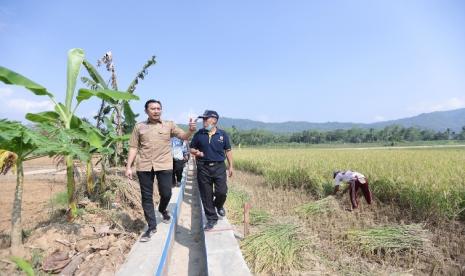  Anggota Komisi VI DPR RI Edhie Baskoro (kiri) berbincang dengan petani Desa Sedayu Pacitan. Ibas, begitu akrab disapa menerima keluhan petani soal mahalnya pupuk. 