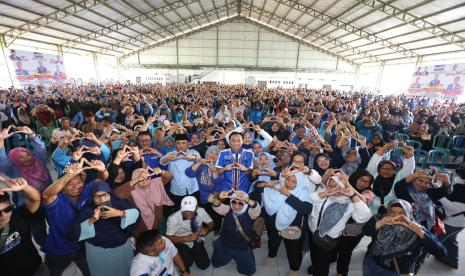 Ibas di tengah-tengah konstituennya saat bersilaturahim di Pacitan, Jawa Timur. 