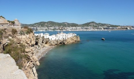 Ibiza, Spanyol, merupakan kawasan wisata yang sangat populer.