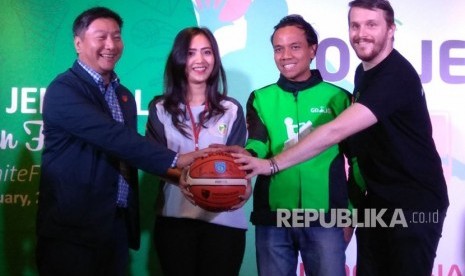 IBL kembali mendapat dukungan sponsor  untuk satu tahun.  Kali ini kita dukungan sponsorship datang dari GO-JEK.  Tampak dalam gambar Dirut IBL Hasan Gozali (paling kiri)  dan CMO GO-JEK,  Piotr Jakubowski (paling kanan)  usai penandatanganan kerja sama Senin (29/1) di Jakarta.