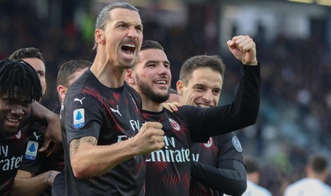 Zlatan Ibrahimovic bersama rekannya merayakan gol ke gawang Cagliari.