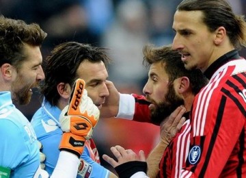 Ibrahimovic terlihat menyentuh muka salvatore aronica (tiga dari kanan)