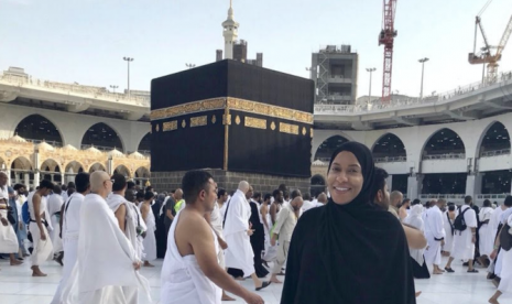  Ibtihaj Muhammad berfoto dengan latar belakang Ka'bah saat dia melaksanakan ibadah haji di Tanah Suci.