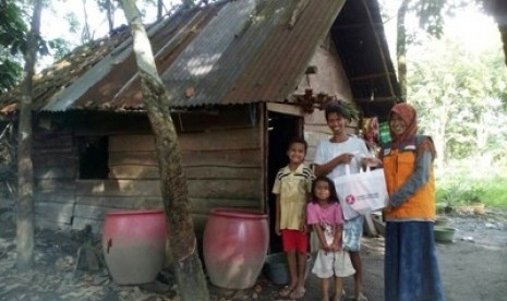 Ibu Alif menerima bingkisan lebaran keluarga dari Rumah Zakat