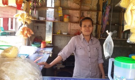 Ibu Ciah di warung miliknya yang mendapat bantuan pembiayaan dari Amartha.