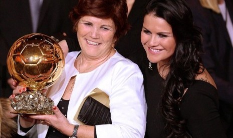 Ibu Cristiano Ronaldo, Dolores Aveiro (kiri).