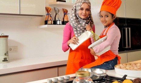 Ibu dan anak memasak bersama