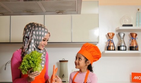 Ibu dan anak memasak di dapur (ilustrasi). Peran ibu dinilai penting dalam pemenuhan gizi keluarga.