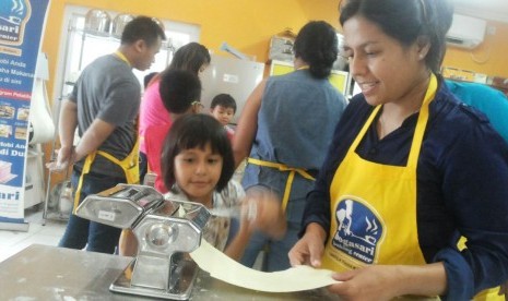 Ibu dan anak mengikuti kelas memasak Bogasari