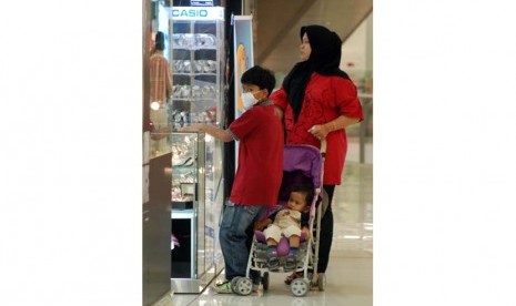 Ibu dan anak pergi ke mall dan berbelanja (ilustrasi).