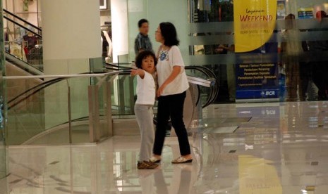 Ibu dan anak pergi ke mall dan berbelanja (ilustrasi).