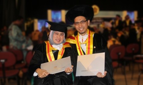 Ibu dan Anak yang meraih gelar doktor dan diwisuda bersama di UGM