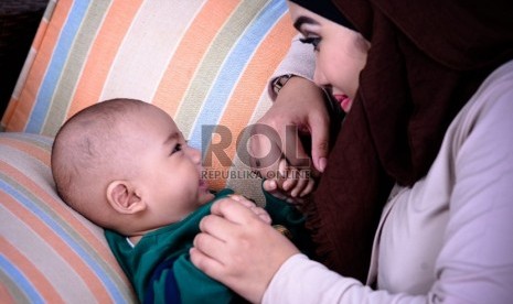 Ibu dan bayinya. Menikah dan memiliki anak di usia terlalu muda membuat ibu berisiko mengalami gangguan kesehatan mental.