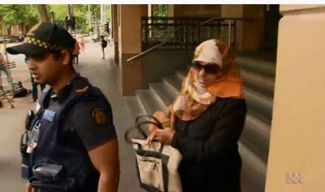 Ibu dari pria yang dituduh mengendarai mobil yang menabrak belasan pejalan kaki di jantung pusat kawasan bisnis Melbourne meninggalkan pengadilan.