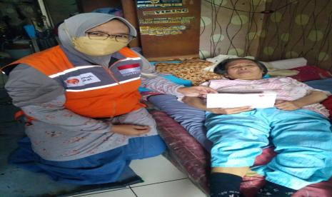 Ibu Dede Barkah (67 th) adalah seorang janda yang sebelum sakit beliau bekerja sebagai tukang cuci gosok dari rumah ke rumah di sekitaran komplek Kehakiman, Tangerang. Semenjak suaminya tidak ada ia menjadi tulang punggung keluarga.  Setelah terkena stroke akhirnya Bu Dede berhenti bekerja dan hanya bisa terbaring di tempat tidurnya.