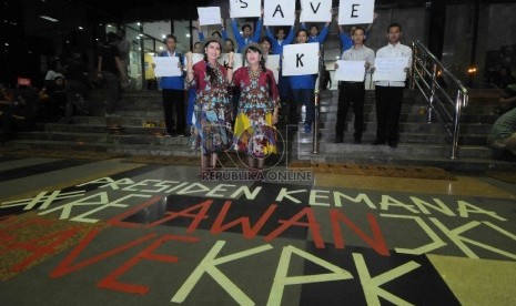 Ibu guru kembar Sri Rosyati dan Sri Irianingsih bersama siswa siswi Yayasan Sekolah Darurat Kartini mendatangi Gedung KPK, Jakarta, Senin (26/1).