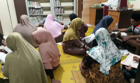 Ibu-ibu antusias mengikuti program SiMaQu Rumah Zakat