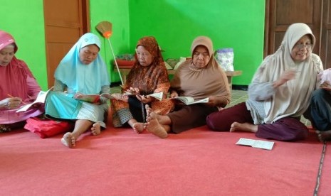 Ibu-ibu Desa Ngancar semangat belajar Alquran.