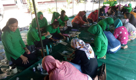 Ibu-ibu korban gempa Lombok mendapat pelatihan decoupage.