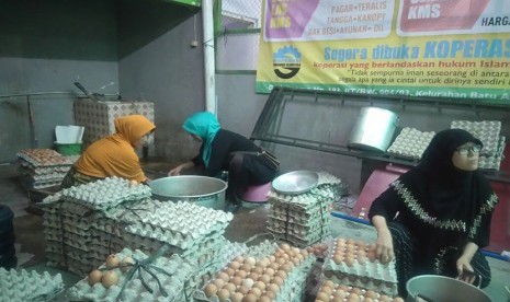 Ibu-ibu mempersiapkan masakan untuk aksi damai 4 November di dapur umum di kawasan Condet, Jakarta Timur, Kamis (3/11). 