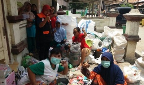 Ibu-ibu PKK RT 02/ RW 01 Ujungrusi, Adiwerna Kab. Tegal bersama Fasilitator Rumah Zakat, Ahad (8/10) mengelola bank sampah.