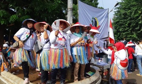 Ibu-ibu simpatisan pasangan Capres dan Cawapres 01 Jokowi-Amin, berkostum unik, saat mengikuti kampanye terbuka di Stadion Singaperbangsa, Karawang, Selasa (9/4). 