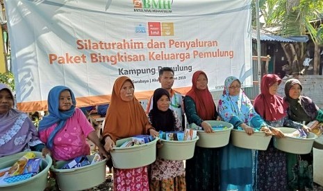 Ibu-ibu warga Kampung Pemulung berfoto bersama usai menerima sembako dalam Program Berbagi BMH.