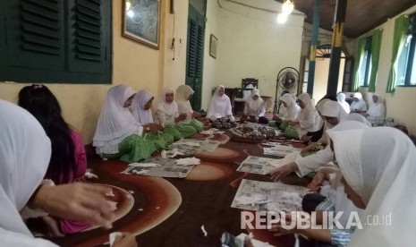 Ibu-ibu wargi Keraton Kasepuhan dipimpin Raden Ayu Isye Natadiningrat menyiapkan sajian untuk tradisi hajat maleman, Kamis (15/6). Tradisi itu rutin diadakan oleh Keraton Kasepuhan mulai 10 hari terakhir Ramadhan.