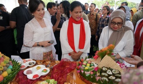 Ibu Iriana Joko Widodo bersama Ibu H Mufidah Kalla dan Ketua Umum Perempuan Jenggala, Vicky W Kartiwa membuka sekaligus mengunjungi Ragam Kuliner Nusantara Perempuan Jenggala yang digelar di Pesona Square Depok, Ahad (7/4).