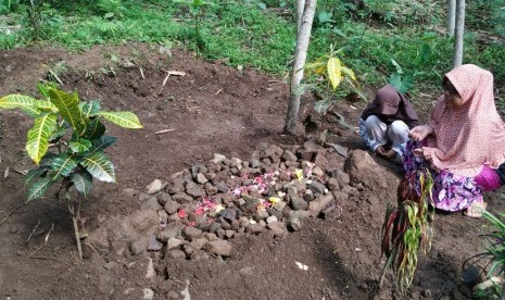 Ibu korban mengenang anaknya yang meninggal dunia setelah menenggak miras oplosan di Desa Cikadongdong, Kabupaten Tasikmalaya, Kamis (26/12). 