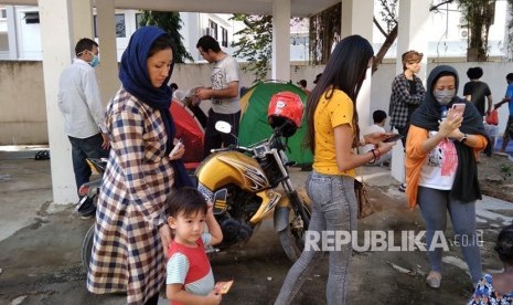   Ibu Kulsum (baju kotak-kotak) dan anak laki-lakinya Sadroh, asal Afganistan, Selasa (16/7/2019).