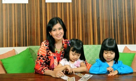 Ibu muda dan anak-anaknya.