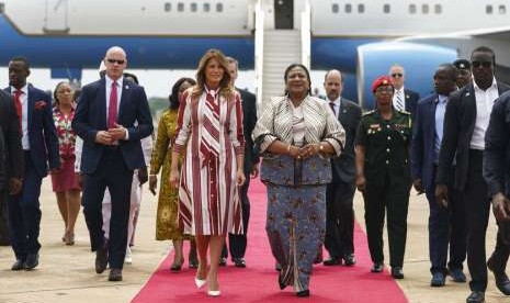 Ibu negara Amerika Serikat (AS) Melania Trump berjalan didampingi Ibu negara Ghana Rebecca Akufo-Addo dalam kunjungannya ke Ghana, Selasa (2/10).