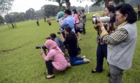 Ibu negara Ani Yudhoyono bersama dengan sejumlah pengikut (followers) Instagram yang tergabung dalam Komunitas Instura Fotografi memotret di sekitar Istana Bogor, Jabar, Jumat (5/7). 